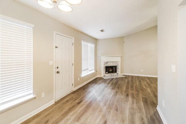 Building Photo - 2428 Hillvale Cir