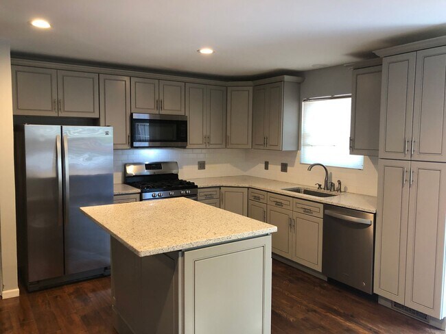 Building Photo - Beautiful Home next to Paddock Lake (3BR/1...