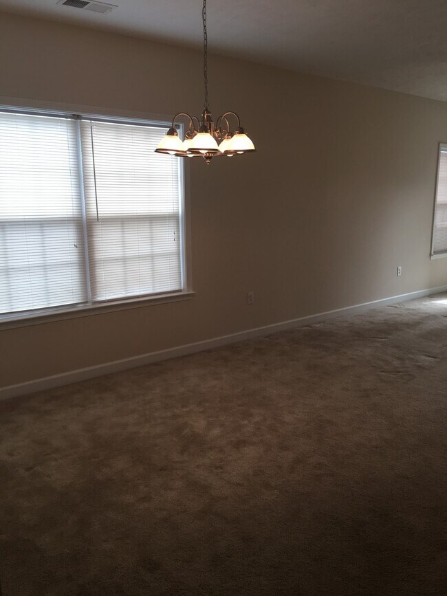 Foto del edificio - Large 3 Bedroom 1st Floor Condo in Ashley Park