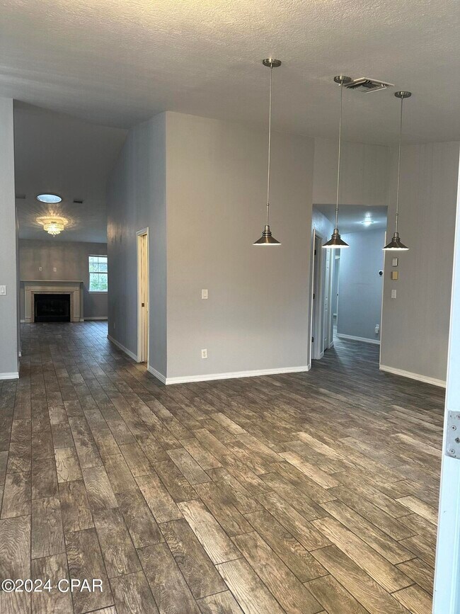 Foto del edificio - 102 Sandalwood Ln