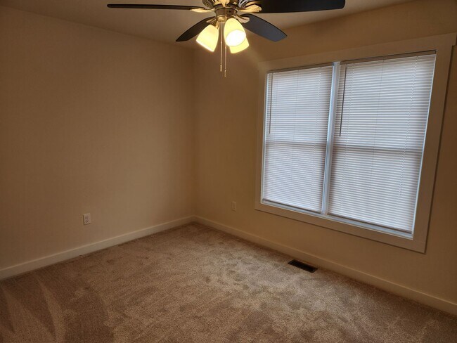 Foto del edificio - Blackstone-New Construction 3 Bed 2.5 Bath Townhouse-Fort Pickett Area