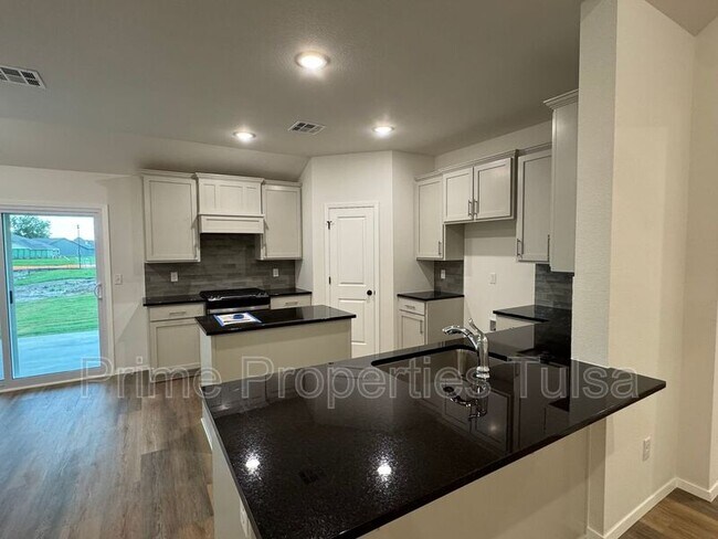 Building Photo - 3012 S Redwood Ave