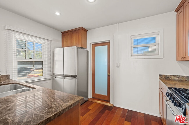 Building Photo - 307 6th Ave