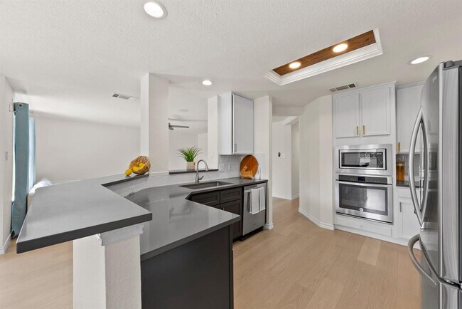 Building Photo - 3504 Flora Vista Loop