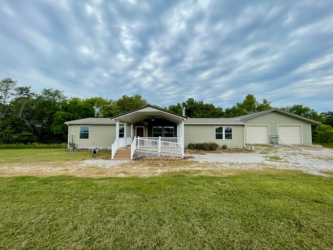 Building Photo - 529 NE 851st Rd