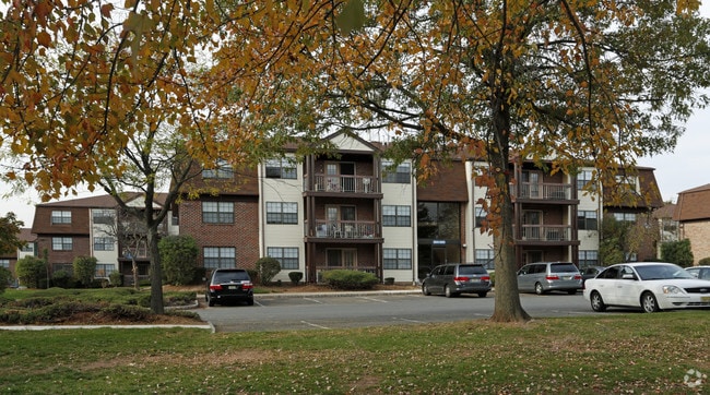 Building Photo - Green Plaza