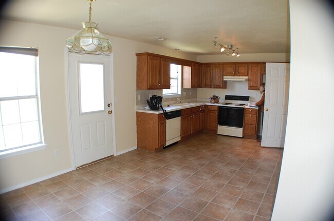 Fotografía del edificio - 600 Woods Dr