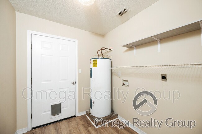 Building Photo - 8915 Hillside Cir W