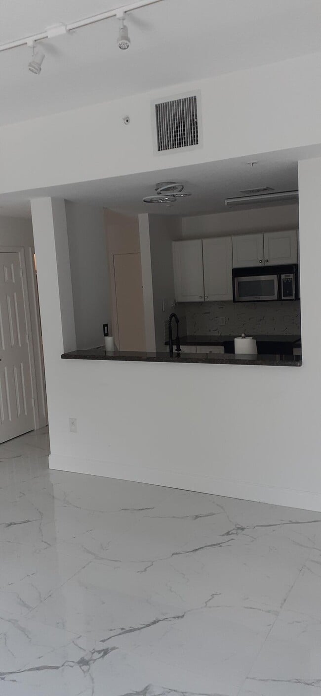 Foto del edificio - 1203 Town Center Dr