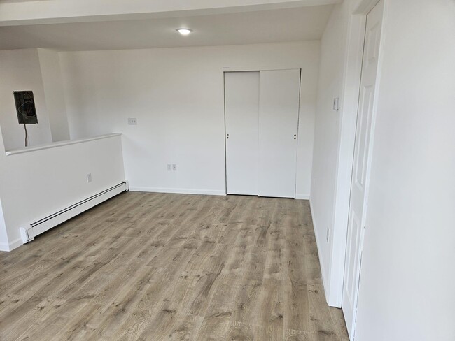Building Photo - 480 Westbury Rd