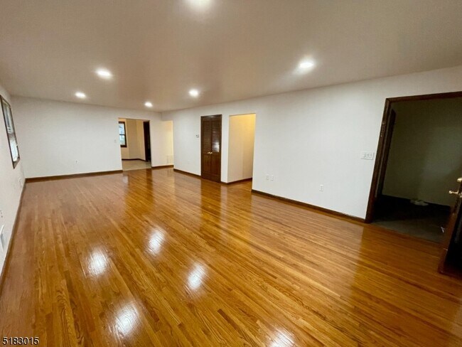Foto del edificio - 77 Cloverdale Rd