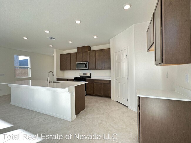Building Photo - 5 br, 3 bath House - 9004 Lucky Crest St.