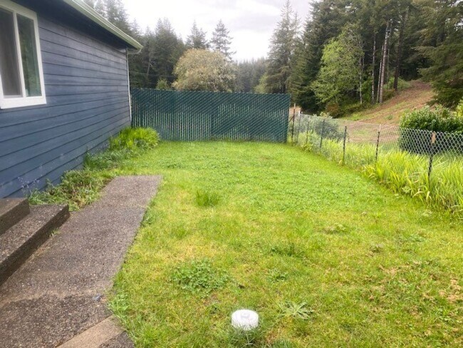Building Photo - Remodeled 3 bed, 1 bath house with Large 2...