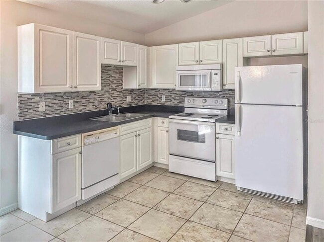 Building Photo - 5440 Kensington St