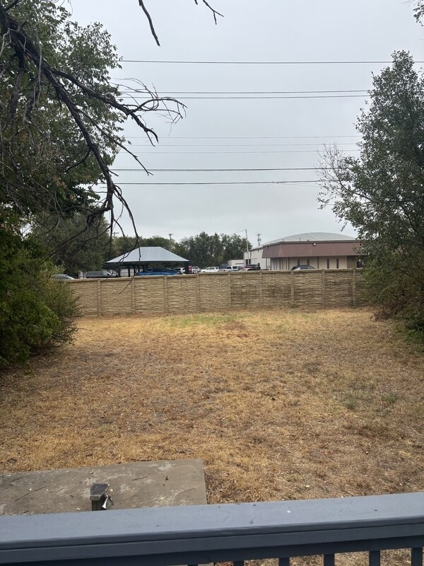 Foto del edificio - 310 Monroney Dr