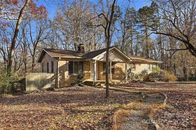 Foto del edificio - Room in House on Cox Mill Rd