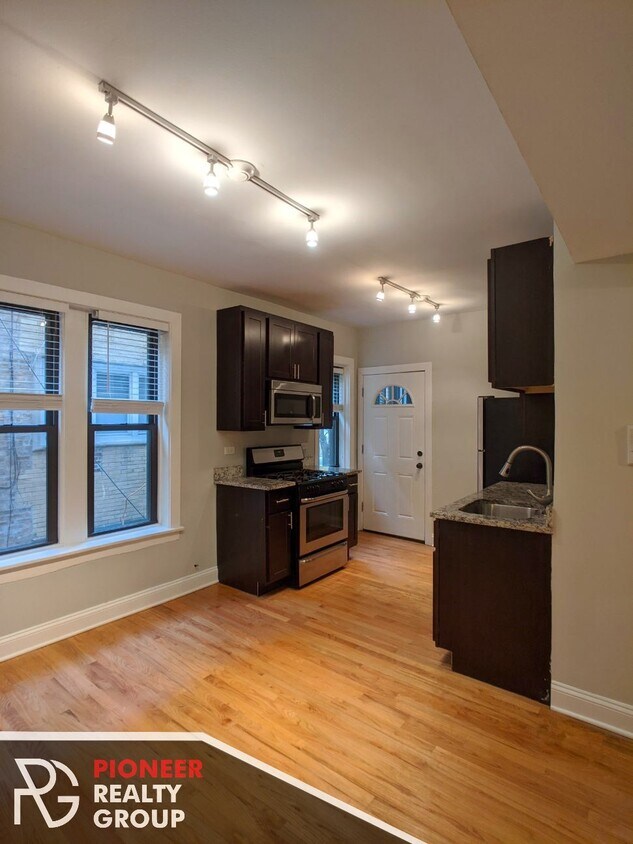 Primary Photo - 4040 N Ashland Ave