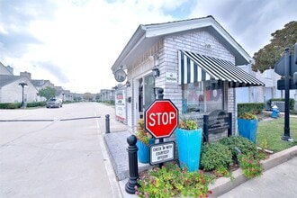 Building Photo - 532 Wilcrest Dr