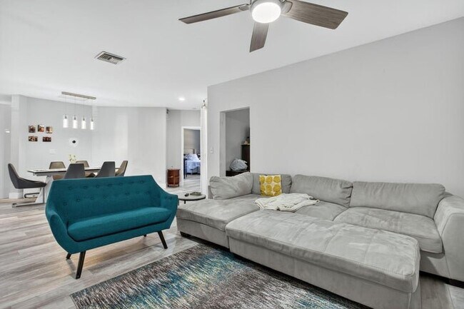 Foto del edificio - 11910 Glenmore Dr