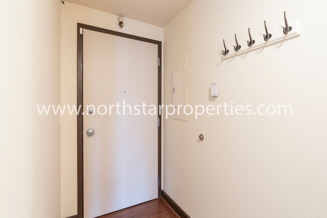 Foto del edificio - Sunny Southern Exposure with Secured Parking