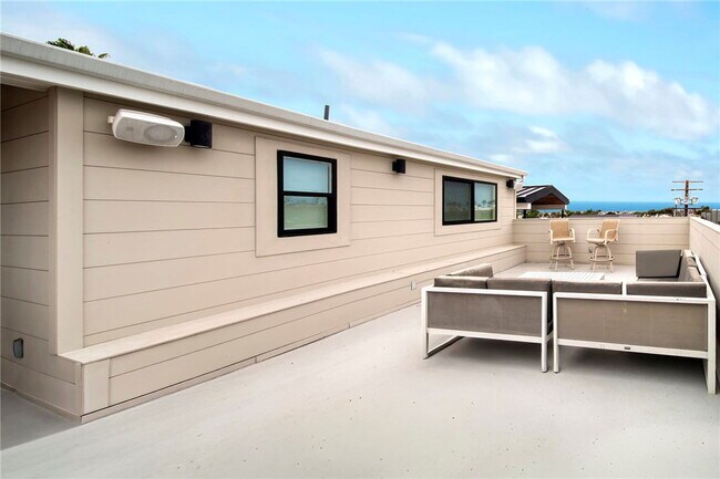 Building Photo - 603 1/2 Iris Ave Apt #B, Corona Del Mar, CA 92625 - 2 BR 3 BA condo
