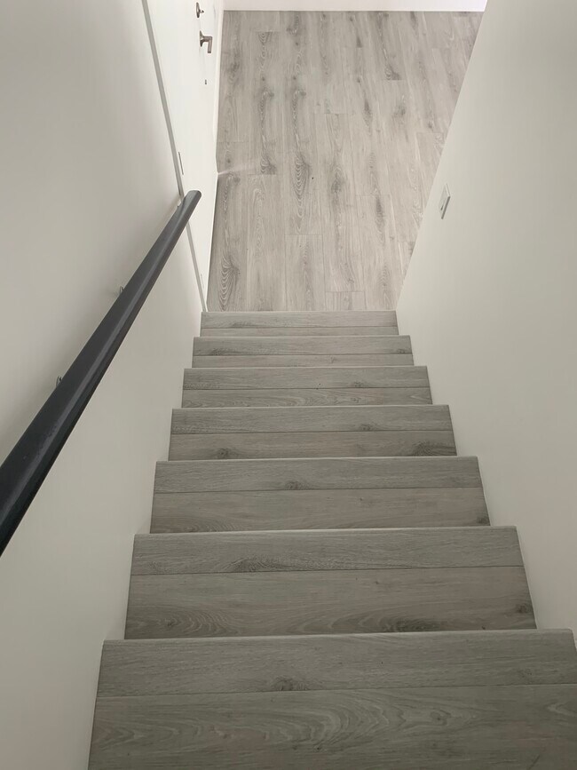 Wide staircase - 24232 Burbank Blvd