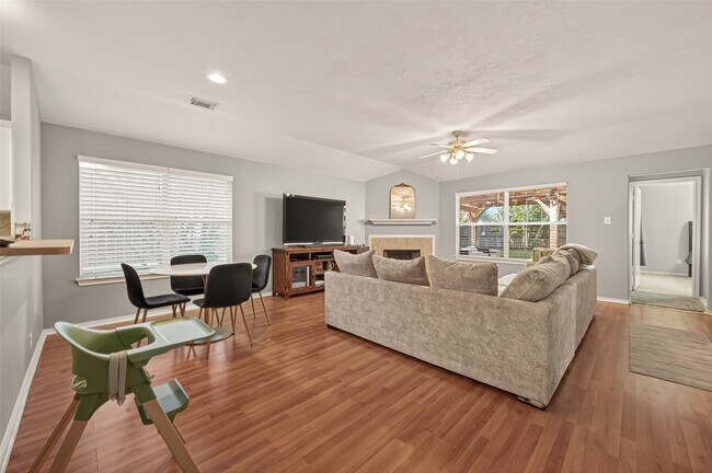 Foto del edificio - 205 Colony Lake Ln