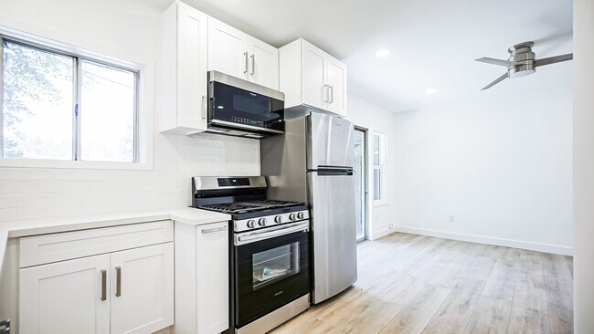 Foto del edificio - 2065 Ivar Ave