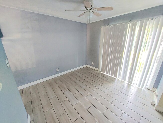 Foto del edificio - Gorgeous end unit townhome for rent in cen...