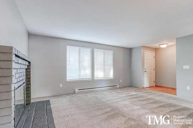 Building Photo - Adorable ranch style condo in gated commun...