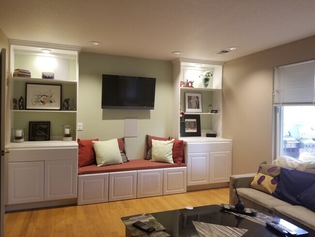 Sala familiar con sonido envolvente - 8119 Maple Dr