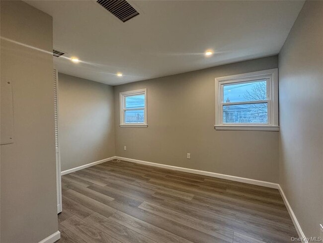 Building Photo - 817 E Walnut St