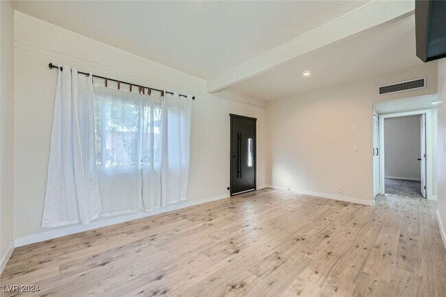 Building Photo - 1414 E Phillips Ave