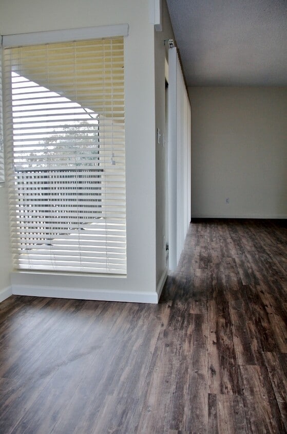 Building Photo - Large 2 Bed, 1 Bath in Beautiful Mission H...
