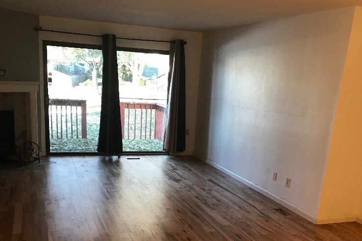 Sala de estar con pisos de madera noble nuevos - 7474 E Arkansas Ave