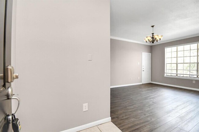 Building Photo - 2255 Braeswood Park Dr