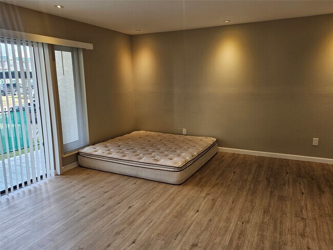 Foto del edificio - 2822 S Bartell Dr