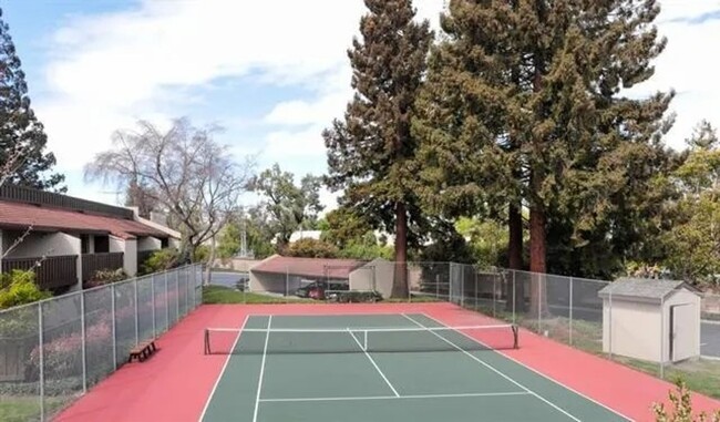 Foto del edificio - 2BD/1BA - Silicon Valley Charm: Stylish Co...