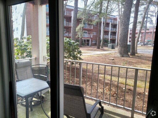 Building Photo - 65 Greentree Ln