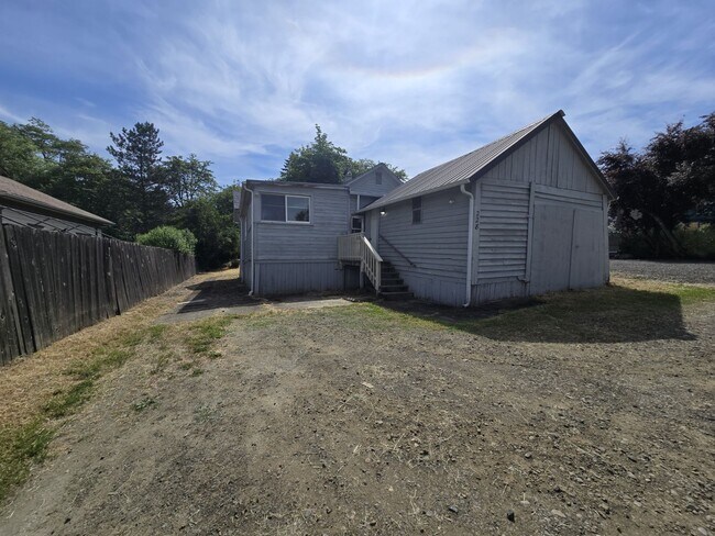 Building Photo - 228 SE Pitzer St