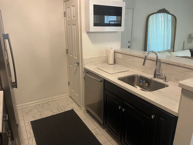 Foto del edificio - Available now. Beautiful, FULLY-FURNISHED 1 BR/1 BA Condo in Mt Pleasant!