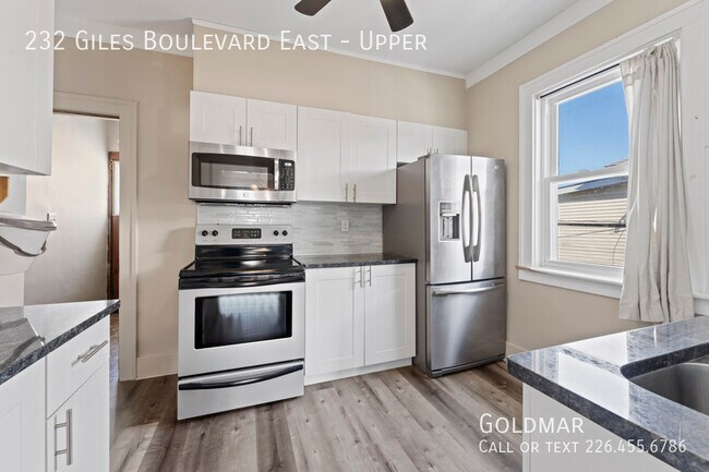 Building Photo - Updated 3bdrm upper unit in central location