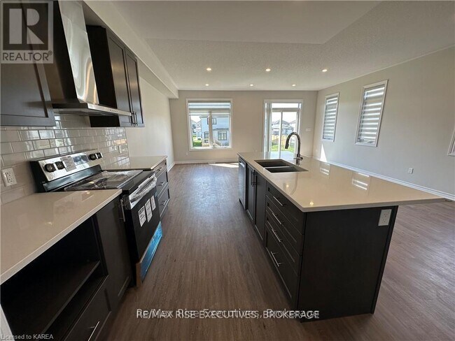 Photo du bâtiment - 1375 Woodfield Crescent
