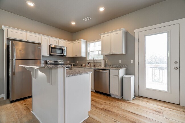 Foto del edificio - Updated 3-bedroom 2.5 bath Townhome in Fay...