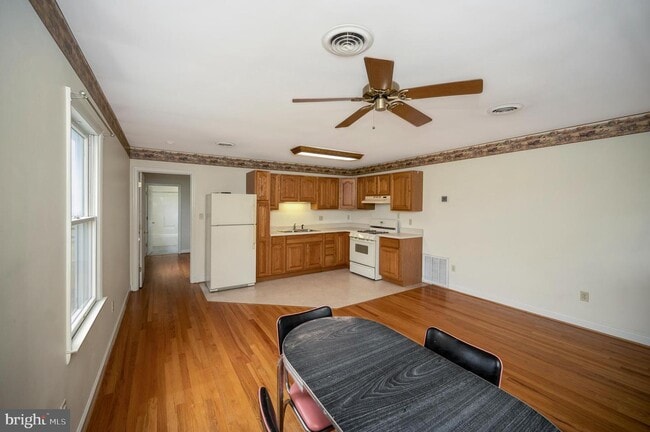 Building Photo - 875 Hartwood Rd