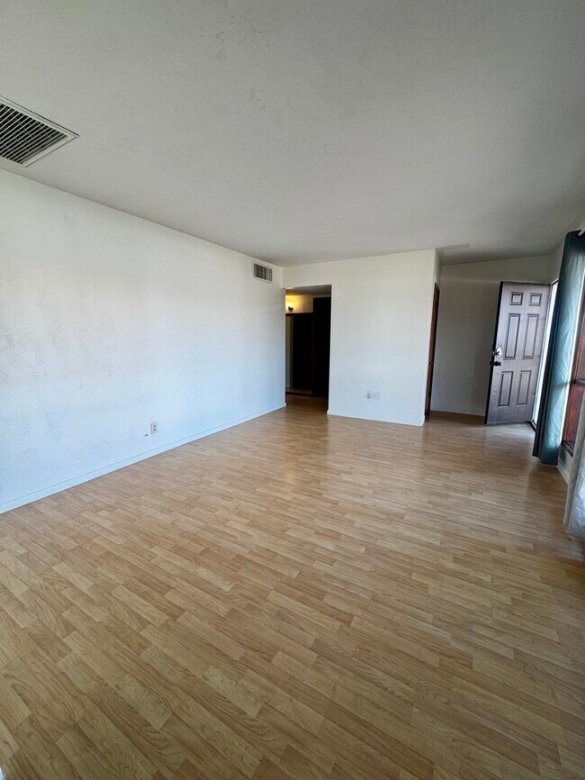 Foto del edificio - FOR RENT