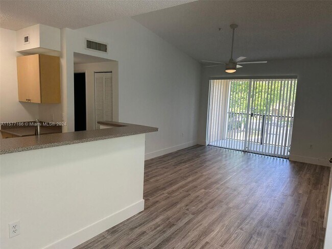 Foto del edificio - 7970 N Nob Hill Rd