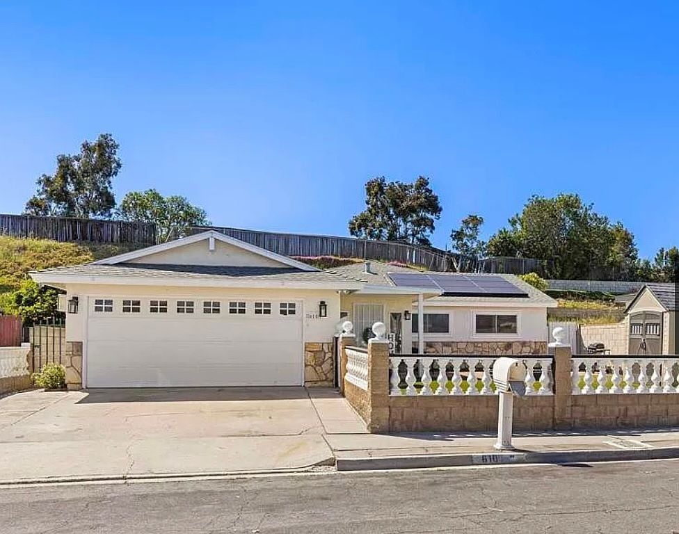 Primary Photo - 610 Carillo Cir