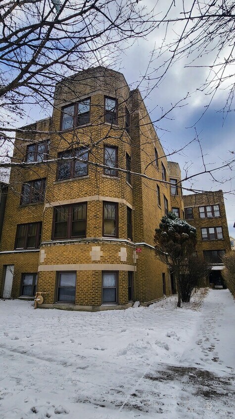 Foto principal - 1921 W Berteau Ave