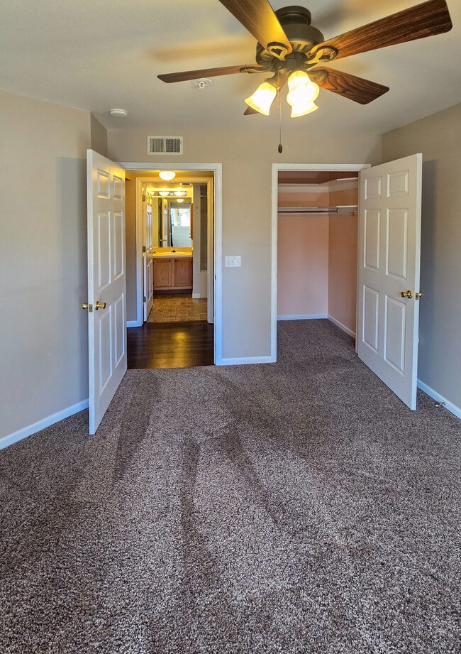Dormitorio con vestidor - 4545 Wheaton Dr